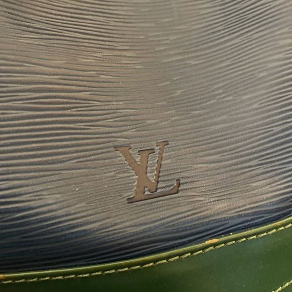 Louis Vuitton epi bicolor bag and green pouch. Good used condition. AR0995 - Picture 11 of 16